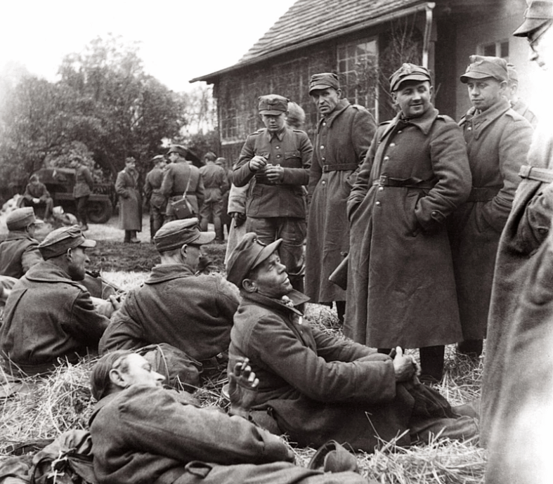 ドイツ戦争犯罪者を捕らえたポーランド兵、1945年。