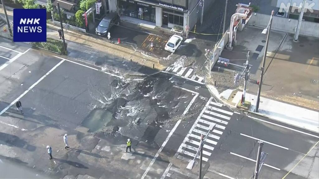 京都 下京区 水道管破損か 道路冠水で交通規制 水道水に影響も