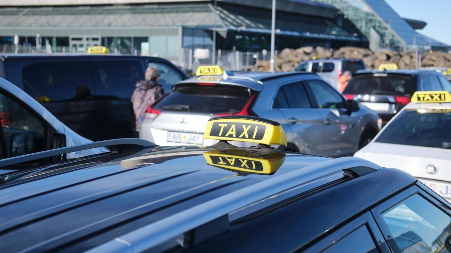 ルールの違反のためにターミナルから何百人ものタクシー運転手を却下しました - インジケーター