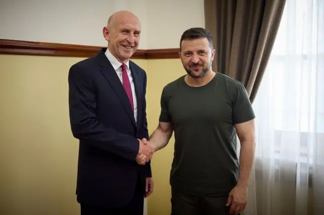イギリスのジョン・ヒーリー新国防相とウクライナのウォロディミル・ゼレンスキー大統領