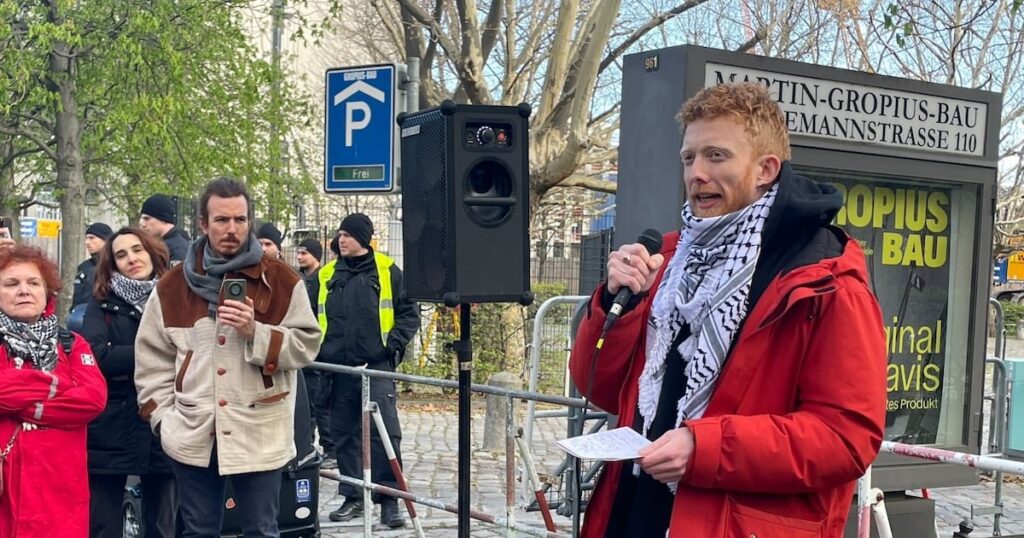 ベルリンのアイルランドの活動家は、パレスチナの抗議に対する彼の除去を一時停止する決定を歓迎します