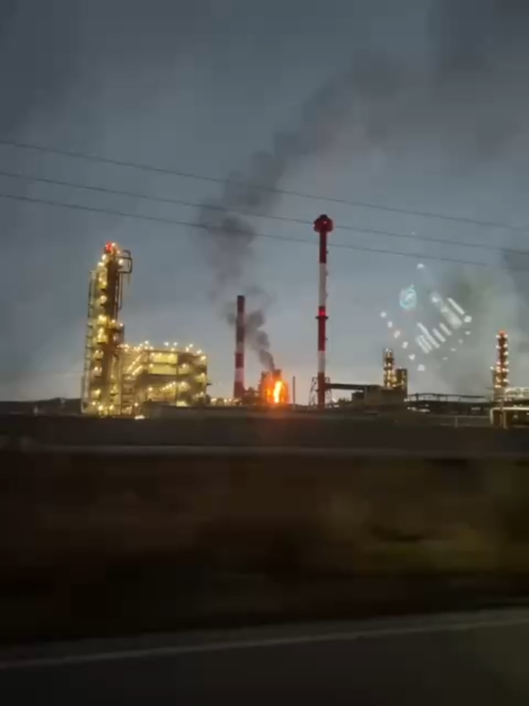 Komsomolsk-on-Amurの製油所で火災が発生しました。火災エリアは300平方メートルです。