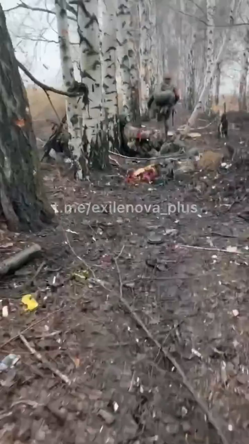 NSFW：ロシアの兵士は、ウクライナ人が彼らの立場に攻撃した後、彼の死んだ同志を撮影します。 [Graphic content, Published 02.04.2025]