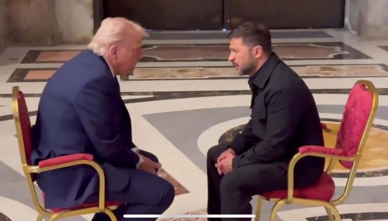 ローマで行われたトランプとゼレンスキーの会談の様子をご覧ください
