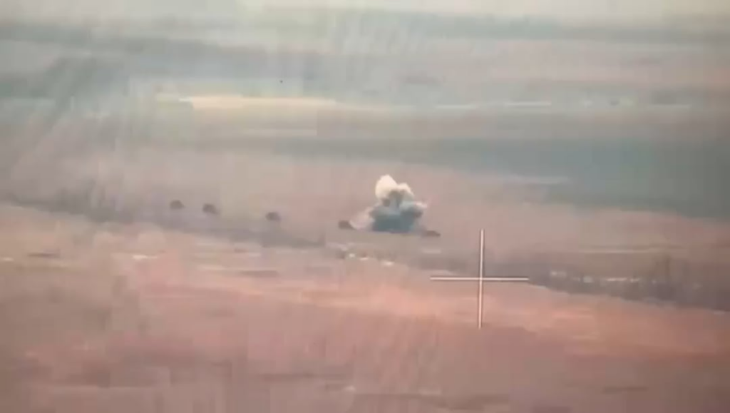 UA POVウクライナのロシアのコラムで複数の正確な砲兵がヒットします。日付と場所は与えられていませんが、ビデオタイムスタンプは2024年の終わりを示しています。
