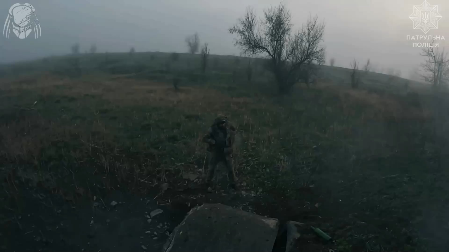 NSFW：ウクライナの兵士は、パイプの中に隠れているロシアの兵士を見つけ、彼に降伏を申し出ました。彼は拒否し、結果として手rena弾で排除されました。 Toretsk、2025年4月