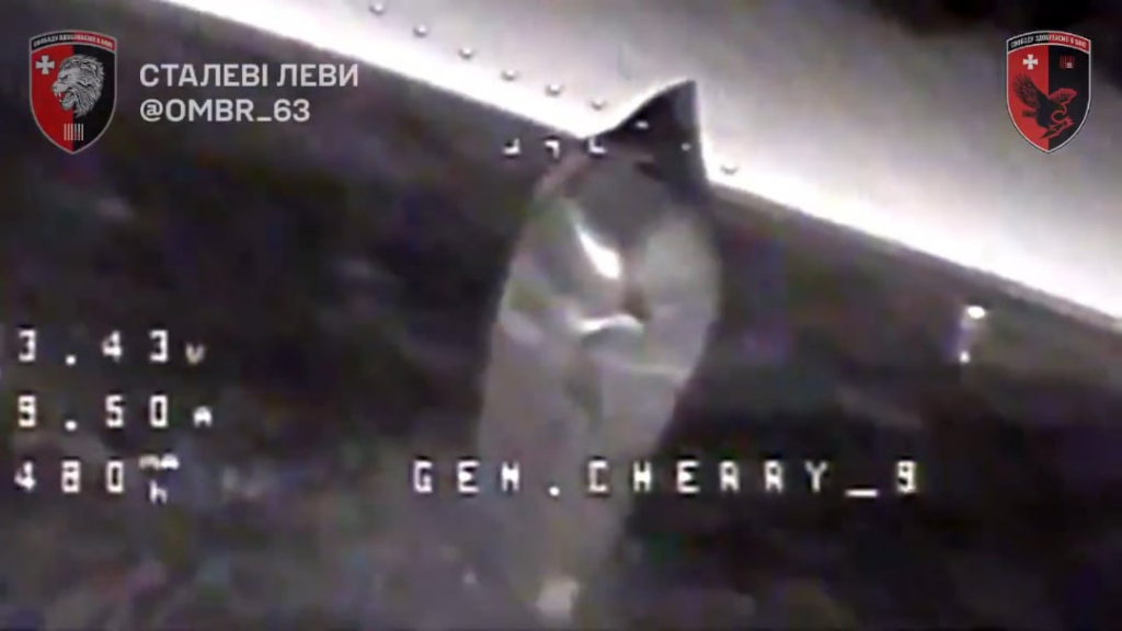 ロシアの攻撃部隊は、熱署名を隠した毛布を使用して夜に畑を横切って移動しようとしましたが、第63機械化された旅団のドローンはまだそれらを見つけました。ライマンの方向。 2025年4月28日