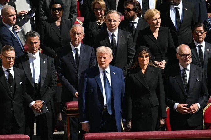 カリス大統領は、米国大統領のカップルの隣の葬儀を見ています