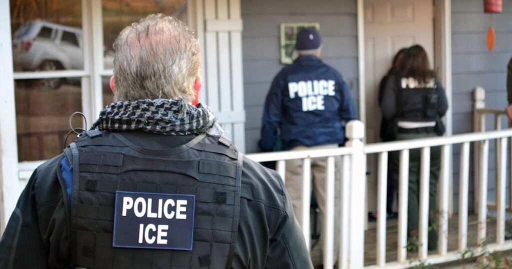 秘密のトランプのメモは、令状なしに家に侵入するようにアイスに告げる