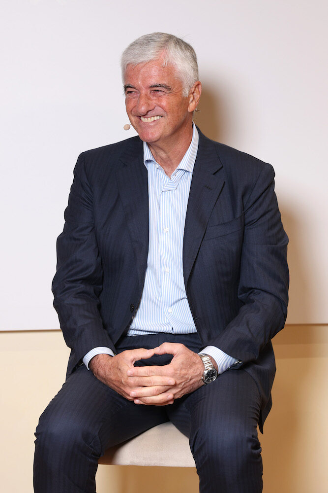 ヴァレンツァに拡張されたブルガリの工場のプレゼンテーションで歓迎のスピーチをするトニ・ベローニ。