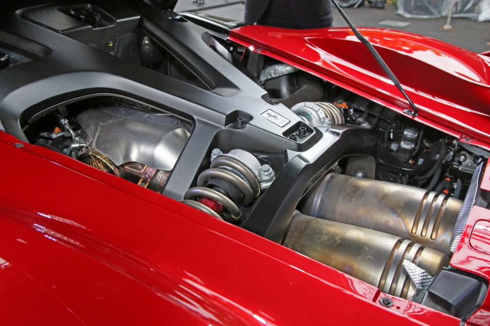 900psの3L V6ターボエンジンに加え、3基の電動モーターを加え統合出力は1200psに達する。