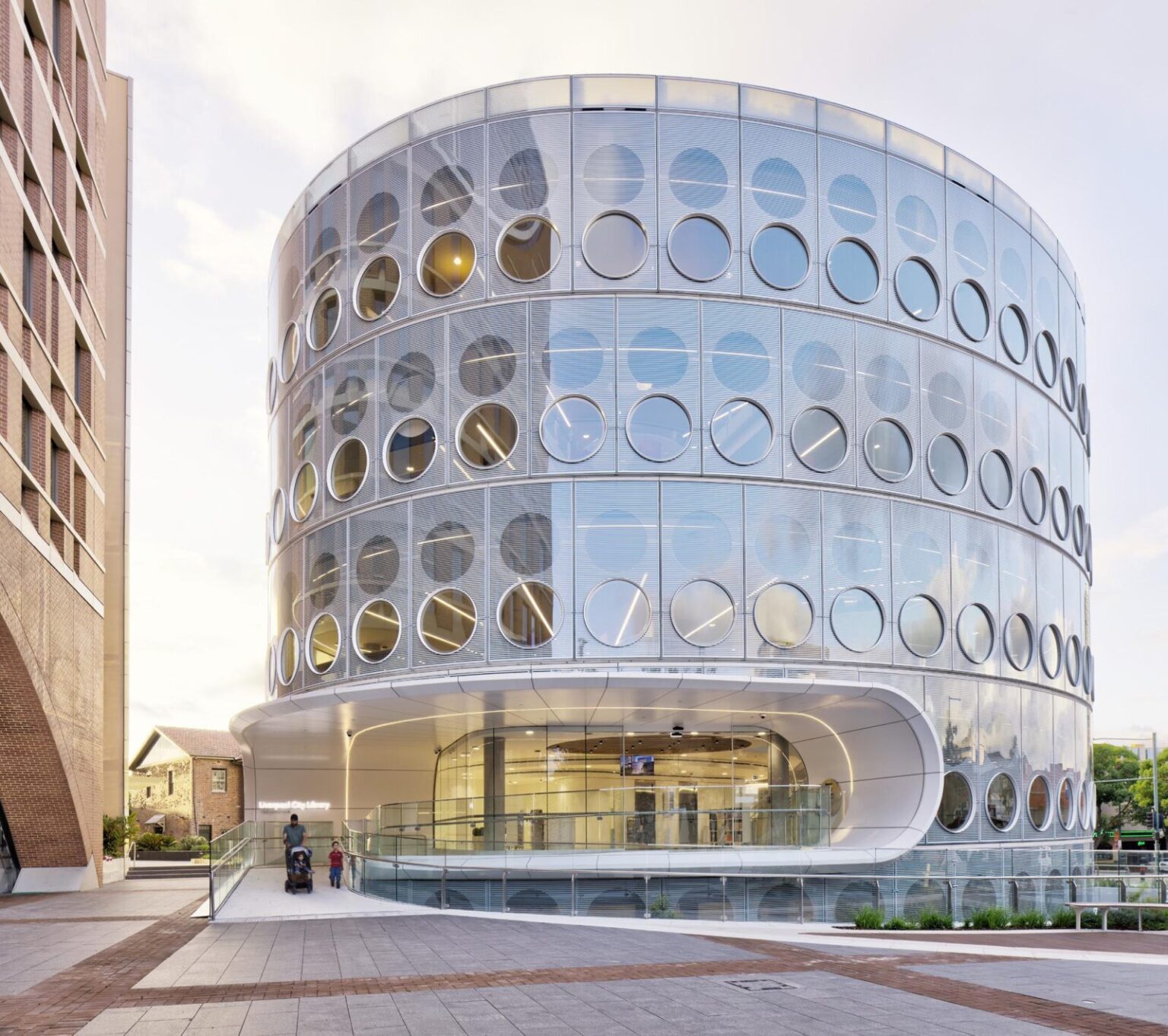 すべての人々にひらく楕円の図書館〈イェラムンディ図書館〉Yellamundie Library, designed by fjcstudio ｜流行・トレンド・海外事例｜TECTURE MAG（テクチャーマガジン） |　空間デザイン・建築メディア