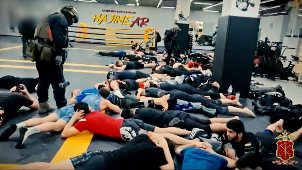 ロシアはジムを襲撃し、強制的に健康な男性を募集します。