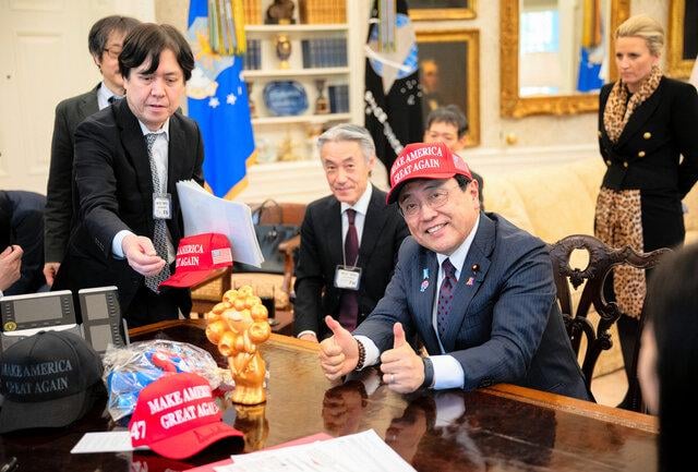 赤沢氏「MAGA」帽子かぶり笑顔でポーズ　米ホワイトハウスが公開