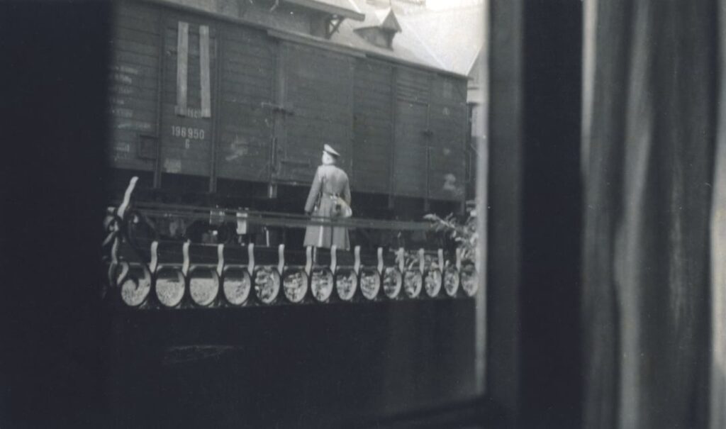 ベルギーのウィレブロークの鉄道駅でナチスの警備員の写真を密かに撮った - コメントの物語。