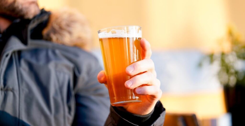 若い男性の間でのアルコールのリスク使用が半分になっています