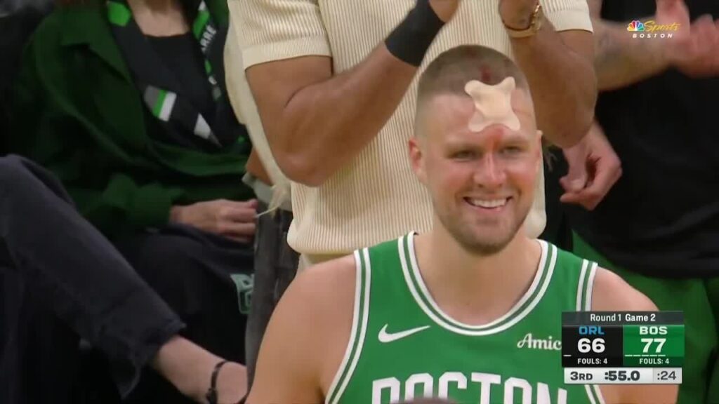 [Highlight] 「彼は角を失いました！」、大量の血をこぼした後、Kristaps Porzingisは数分後に額に束縛されただけで戻ってきます。
