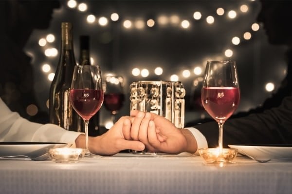 女性はお酒を飲むと惚れっぽくなり、男性は冷める傾向がある