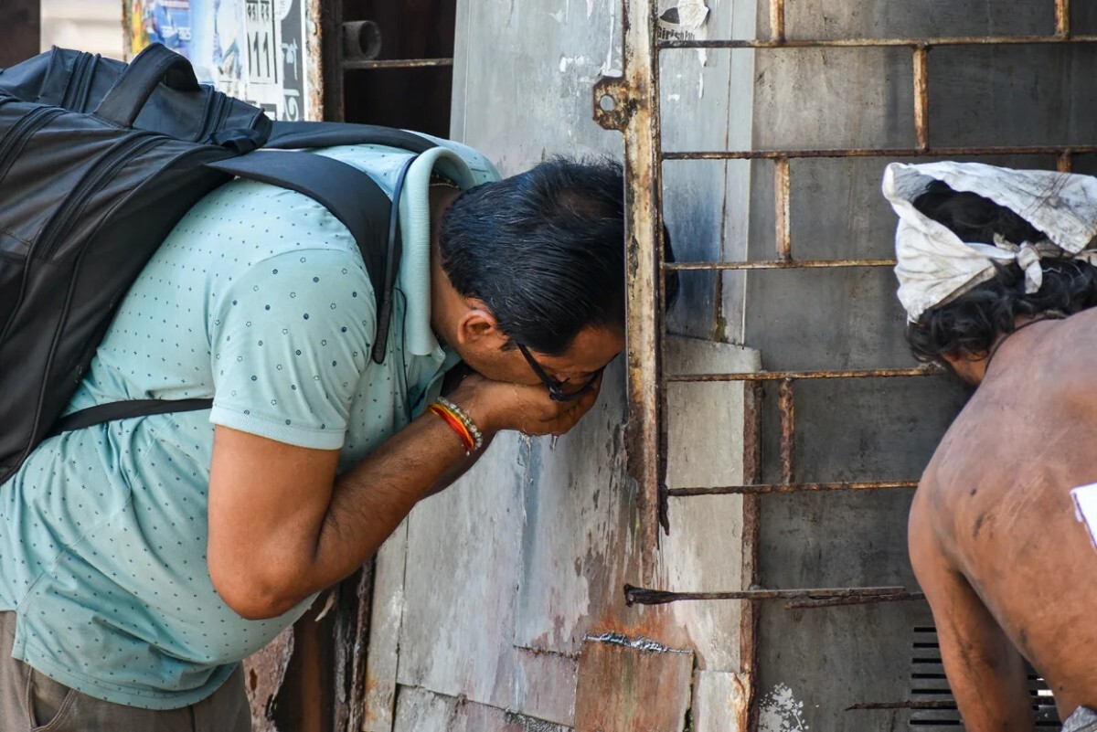 猛暑から逃れようと、公共の給水器から水を飲む人々＝９日/Debarchan Chatterjee/NurPhoto/Getty Images
