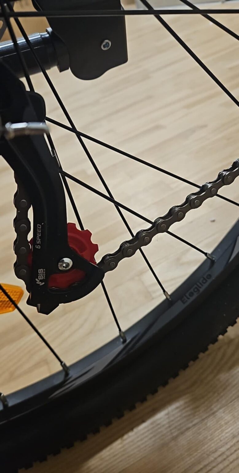 自転車Eleglide M1 Plus。この赤いプラスチックが必要ですか？