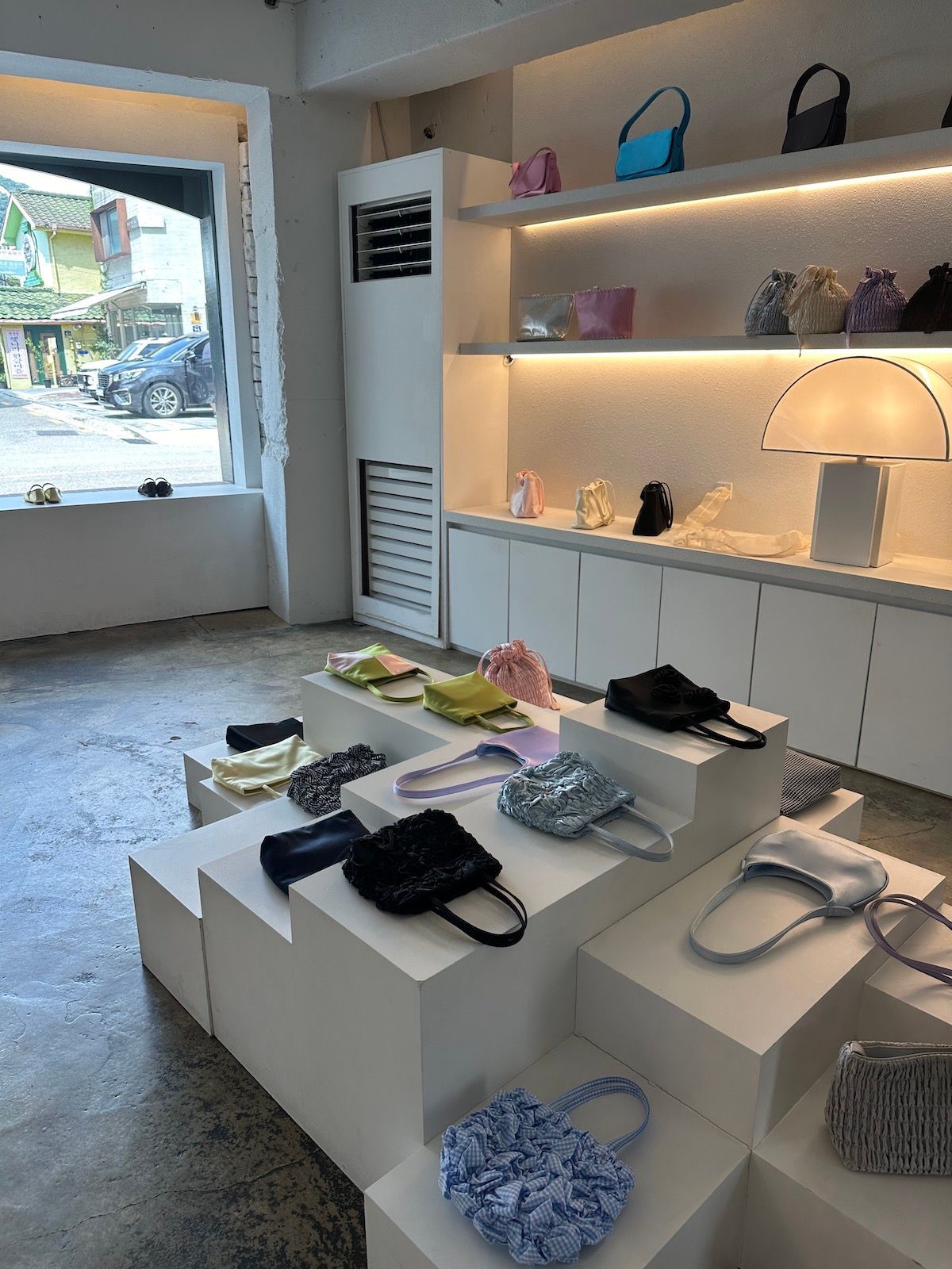 ノスタルジックな雰囲気が漂う店内に、人気のバッグが並ぶHaiのショップ