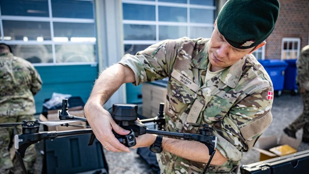 ウクライナで訓練されるデンマークの非武装兵士。ロシアはそれらを合法的な目標と呼んでいます（デンマーク語の記事）