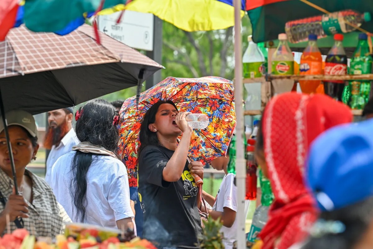 うだるような暑さの夏の午後、熱波に耐える観光客たち＝１０日、インド・ニューデリー/ Raj K Raj/Hindustan Times/Getty Images