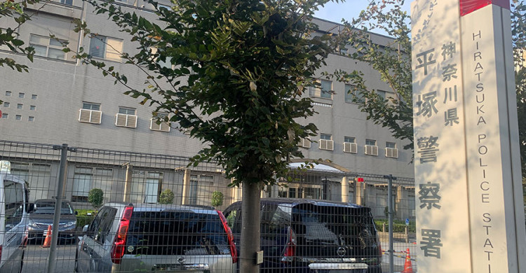 不二家平塚工場で作業事故、機械に挟まれ男性死亡 点検中に動き出したか - カナロコ