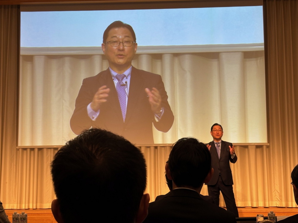 ホンハイEV説明会で登壇する、関循氏。