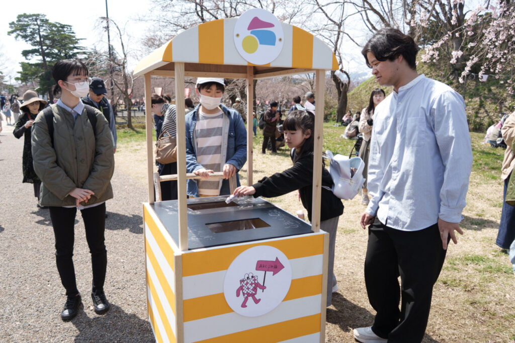 高田城址公園観桜会に“動くごみ箱”登場 手作り「モバイル屋台」活用の実証実験 - joetsutj.com