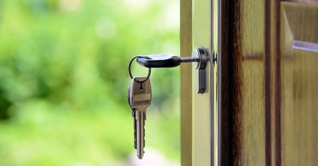 AirbnbとBooking.comは、新しいLettingルールの下で数百万ユーロ相当の罰金を受けることができます