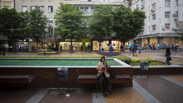 ブルガリアの貧しい人々は、2024年に増加し続けており、1.401百万人、または21.7％が貧困ラインを下回っています。人口の30.3％（1 952 700）は、貧困と社会的排除のリスクがありました。つまり、人口の合計52％は財政的に困難です