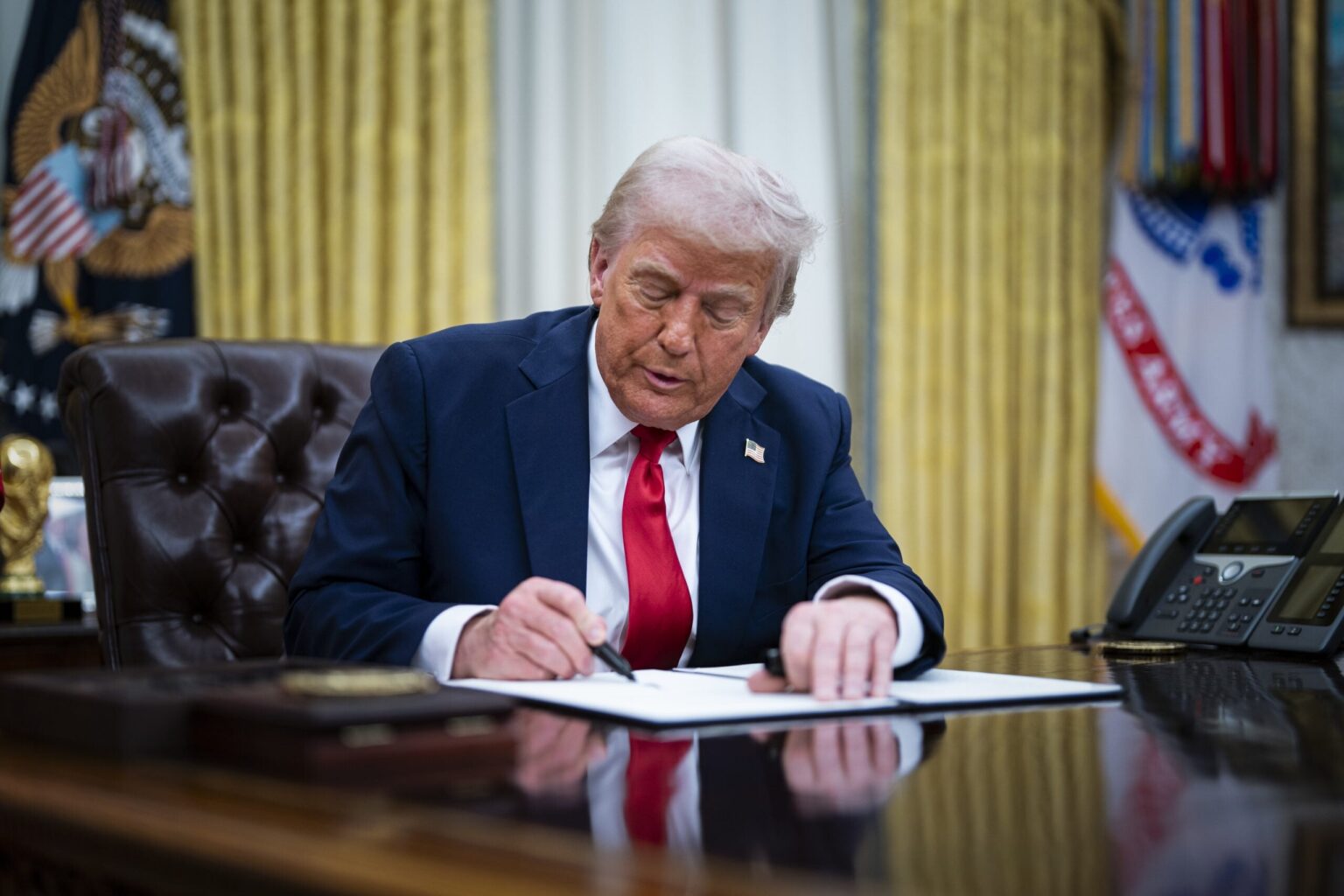 トランプがあきらめたニュース速報！彼が料金を破っていると発表しました。中国は逃げず、125％の料金を「即座に効果」します