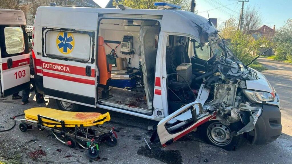 ロシアは、今日、Khersonで爆発的なドローンで明確にマークされた救急車を故意に攻撃しました。一人の民間人が死んだ。