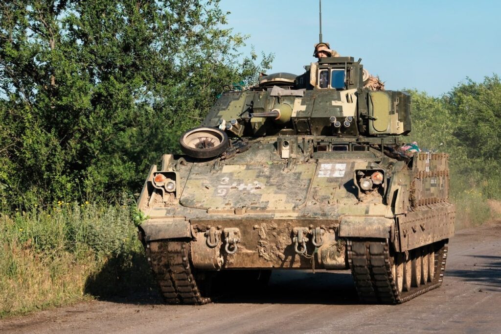 捕獲されたM2A2ブラッドリーのロシア語の研究では、BMP-3よりも優れていると感じています