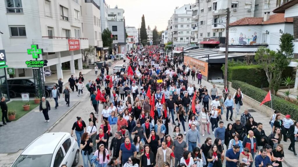 トルコのキプロス人は、TC問題に干渉しているエルドアンに対してトルコ大使館に行進します。