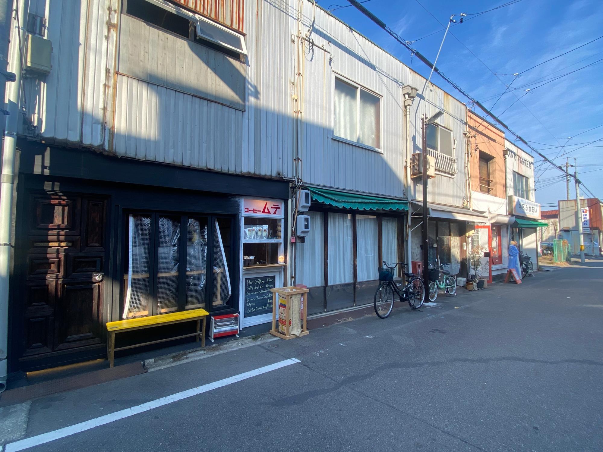 「金城市場」すぐそばに、コーヒー「ムテ」や古着と雑貨のお店「yup」が並ぶ。