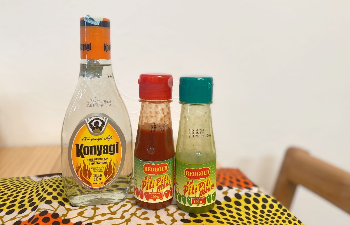 （右）「ピリピリ」＝唐辛子という意味なので覚えやすい。緑はマイルド、赤は要注意！（左）タンザニアで最もポピュラーなお酒「コニャーギ」も飲めるそう