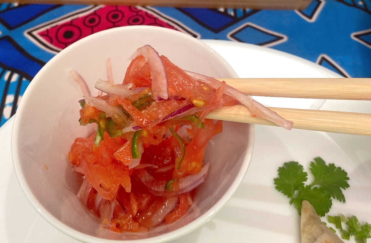 トマトと玉ねぎのサラダ「カチュンバリ」。トマトは薄くスライスするのが現地流