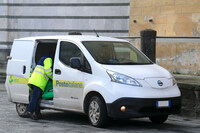 「日産e-NV200」の郵便車。2020年ピストイアで撮影。