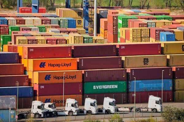 トランプ政権の関税政策によって世界経済は大きな試練に直面している（写真：AP/アフ）