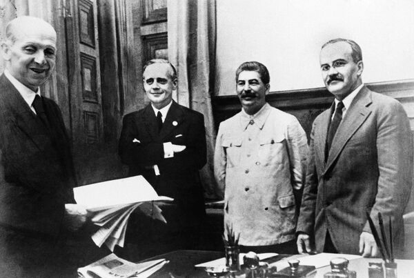 1939年8月、独ソ不可侵条約を結んだスターリン（左から3人目）（写真：写真：AP/アフロ）