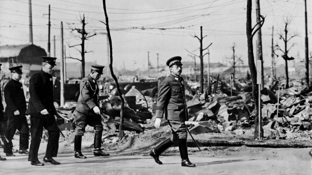東京大空襲8日後の衝撃…焦土の都内を歩いて視察する昭和天皇に土下座する人々が涙を流しながら呟いた言葉 戦前･戦中･戦後あの日の昭和天皇の素顔 | PRESIDENT Online（プレジデントオンライン）