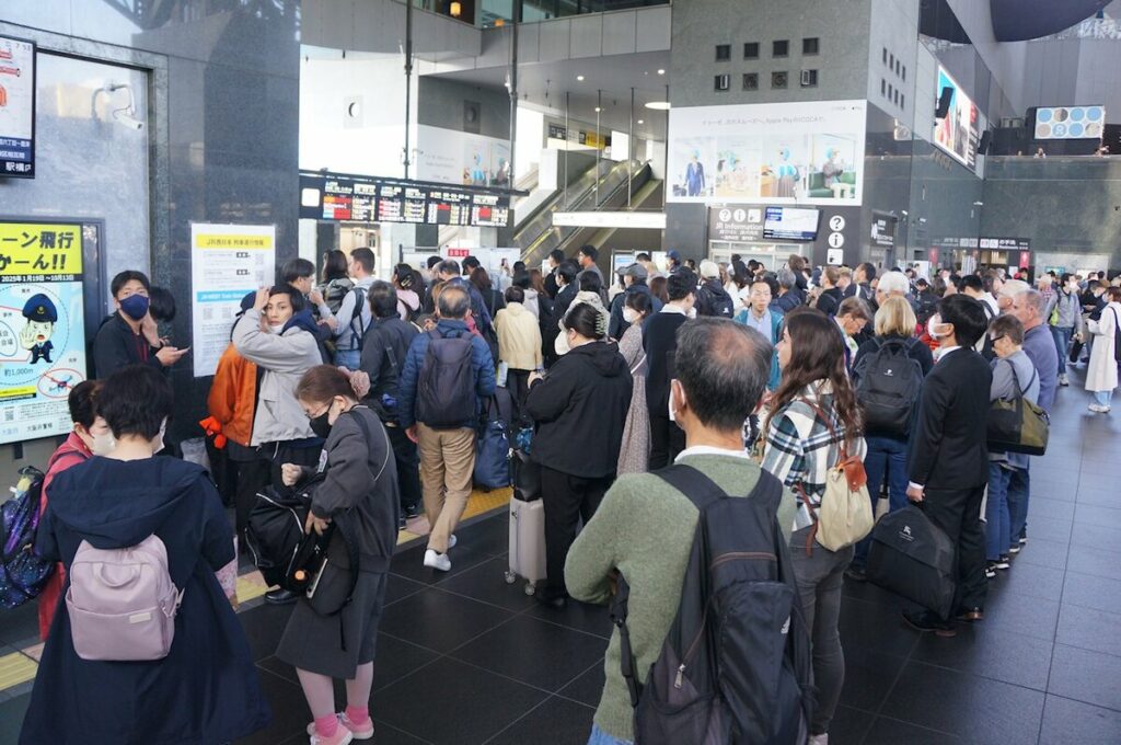 JR京都駅に「不審物」でホーム封鎖、JR京都線など一時運転見合わせ 不審物は「外国製の菓子」 - 京都新聞デジタル