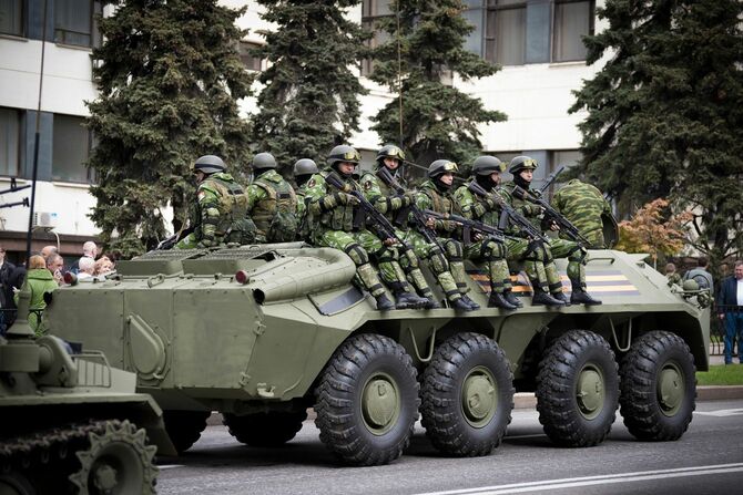 第二次世界大戦での勝利記念日を記念して軍事パレードを行うドネツク人民共和国軍の戦車