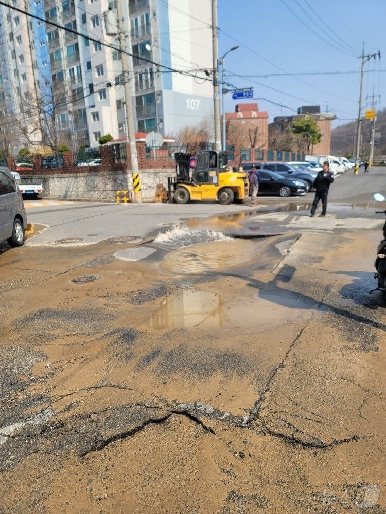 韓国の道路でまた陥没…幅10m・深さ1m、人的被害なし　写真枚　国際ニュース：AFPBB News