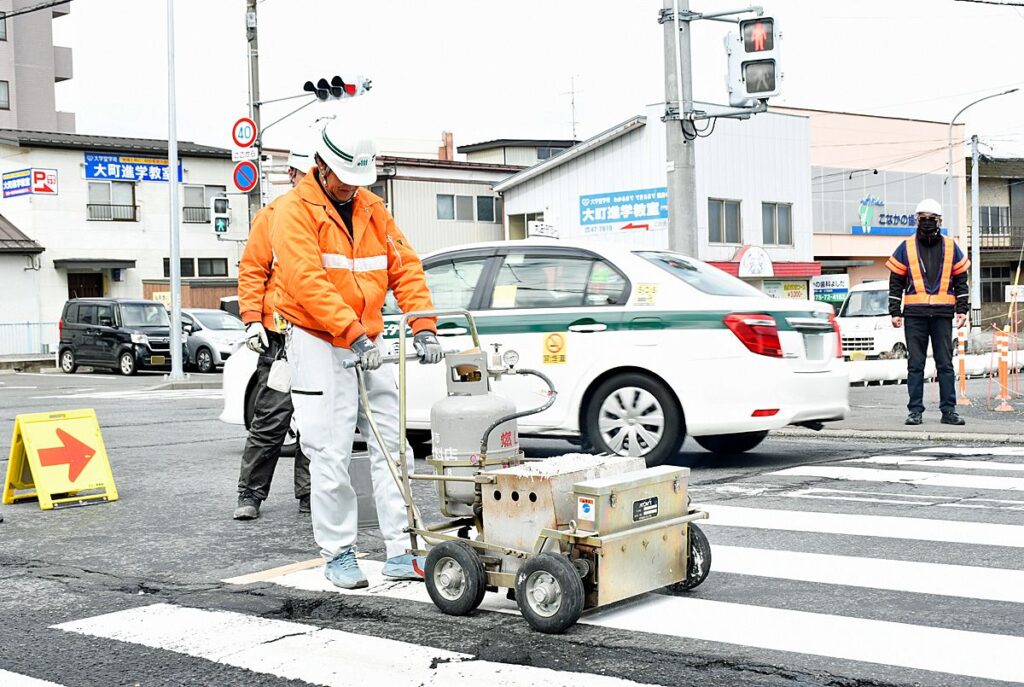 白線引き 速く 効率的に／青森県と県警、初の共同作業｜青森県,行政・政治｜青森ニュース｜Web東奥 - 東奥日報社