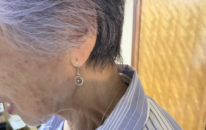 64歳であけたというピアス。ご自宅にて。