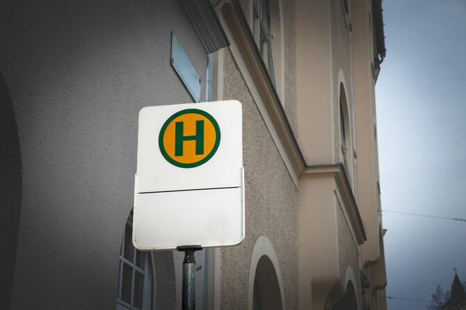 オーストリアとドイツのバス停の標識