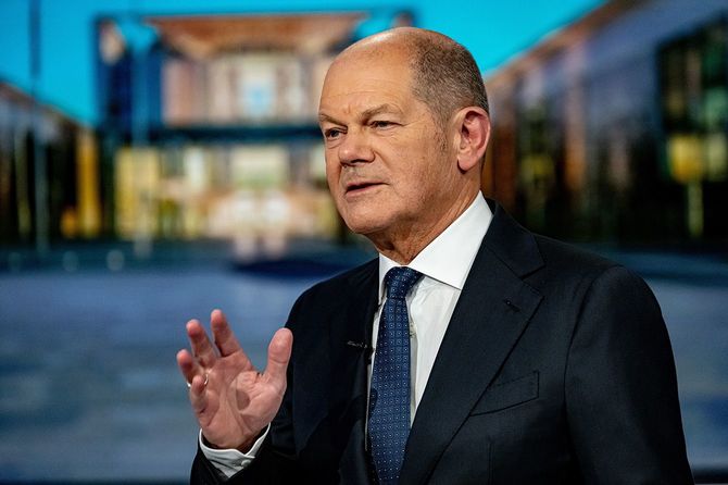 ベルリン・ミッテのテレビ局RTLのスタジオで、「RTL Direkt」のインタビュー収録に臨むドイツのオラフ・ショルツ首相＝2025年1月15日